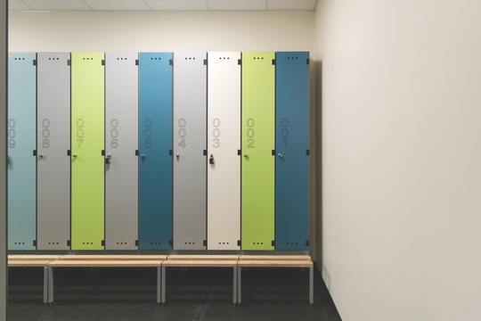 Casiers colorés dans un vestiaire