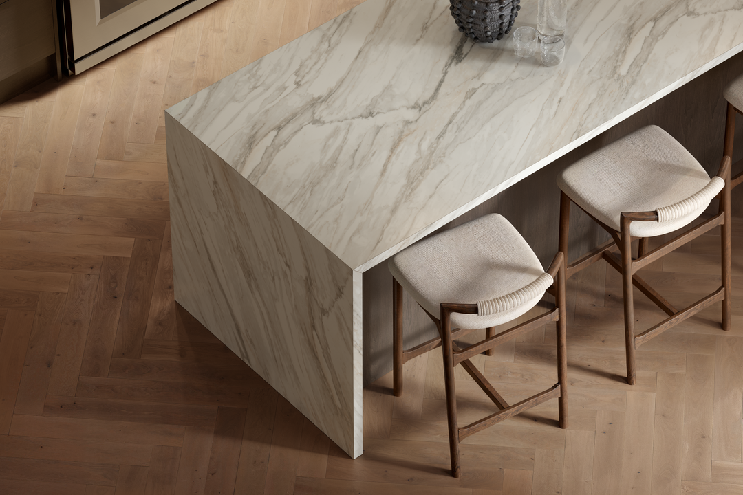 Ilot de cuisine en marbre blanc avec banc en bois