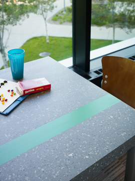Table terrazzo foncée avec skittles et vue sur l'extérieur