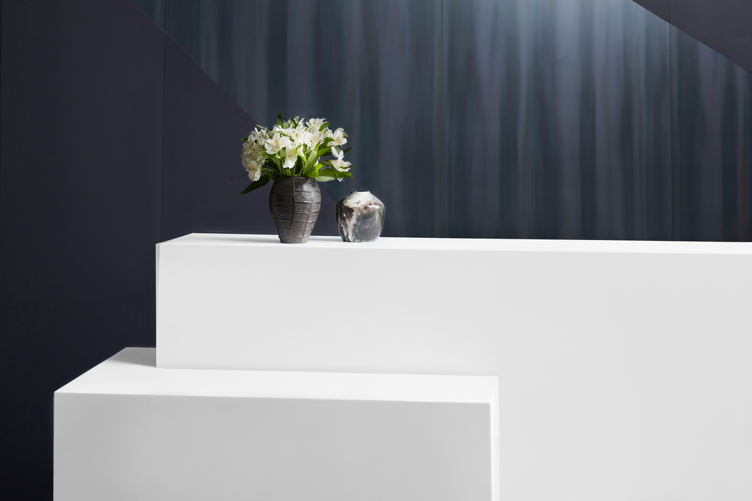 Un bureau de réception blanc avec un mur métallique