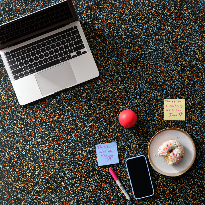 Cahiers de note avec un crayon et une tasse