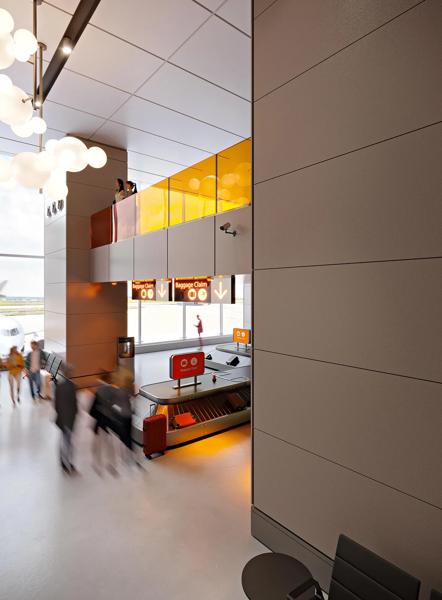 09_03_02_amb_airportlr.jpg