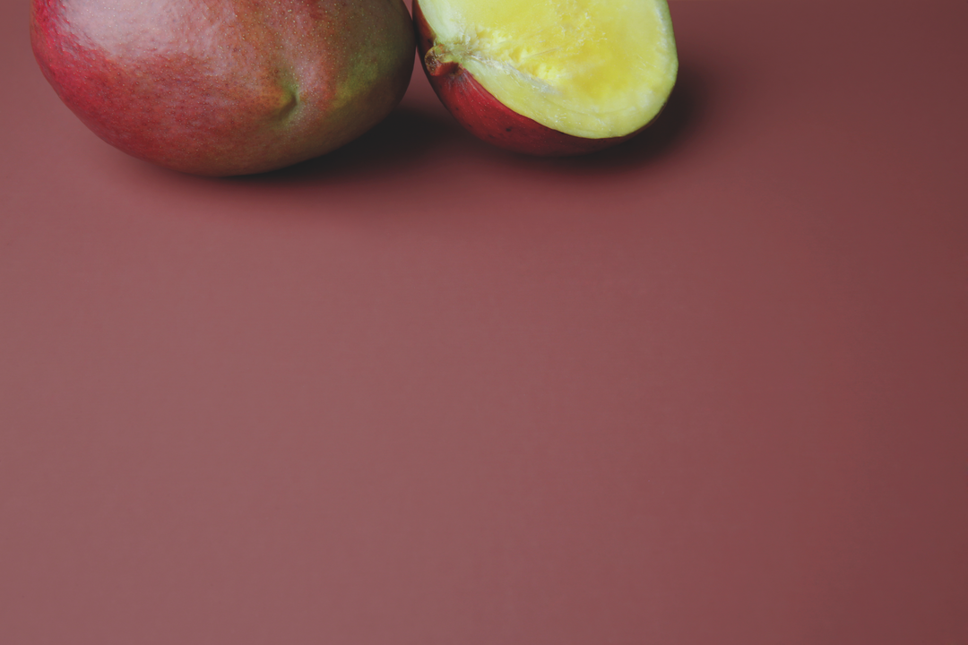 Une table mate rouge avec une mangue